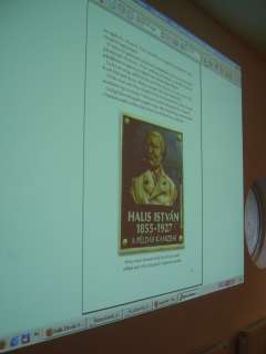 STA65569 - A hallgatóság a www.nagykar.hu honlapon található Halis-év-könyv elektronikus változatát szemlélhette a bemutató alatt.JPG STA65569 - A hallgatóság a www.nagykar.hu honlapon található Halis-év-könyv elektronikus változatát szemlélhette a bemutató alatt.JPG